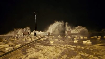 Mudanya'da dev dalgalar sahildeki taşları yerinden s&ouml;kt&uuml;