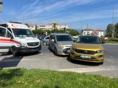 Mudanya'da iki otomobil &ccedil;arpıştı: 1 yaralı