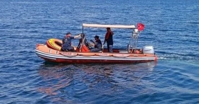  Mudanya'da şişme botuyla denize a&ccedil;ılan gen&ccedil; panikleyince s&uuml;r&uuml;klenmeye başladı