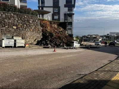 Mudanya'da yağmura dayanamayan istinat duvarı &ccedil;&ouml;kt&uuml;