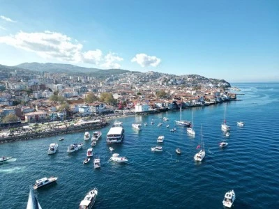 Mudanya'da y&uuml;zlerce tekneden Cumhuriyet korteji