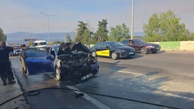 Mudanya yolunda seyir halindeki otomobil alev alev yandı
