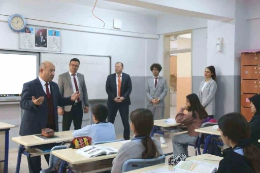 M&uuml;d&uuml;r Başyiğit, &ldquo;Meslek hayatına erken atılmak isteyenler meslek liselerini tercih etmeli&rdquo;
