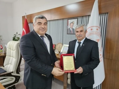 M&uuml;d&uuml;r S&uuml;nnetci&rsquo;den emekli eğitimciye anlamlı plaket
