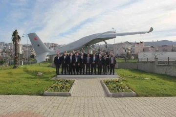 M&uuml;d&uuml;rlerden Akıncı pozu
