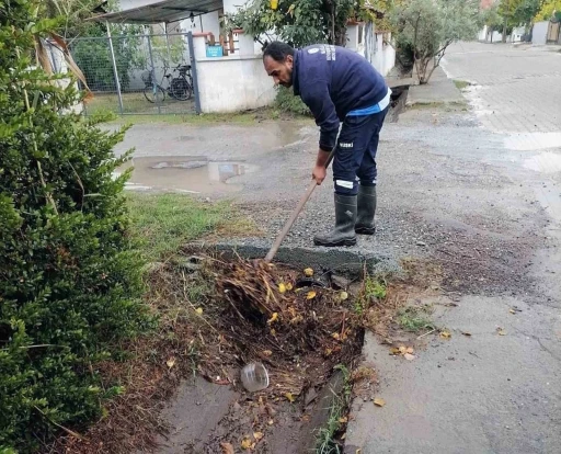 Muğla B&uuml;y&uuml;kşehir ekiplerinden su baskınlarına anında m&uuml;dahale
