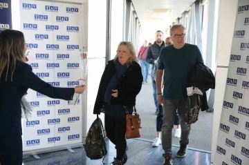 Muğla&rsquo;da sezonun ilk turistleri &ccedil;i&ccedil;eklerle karşılandı
