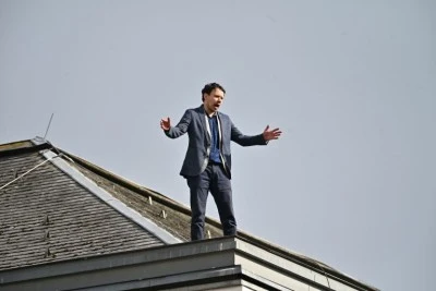 Muhalif milletvekili parlamentonun &ccedil;atısına &ccedil;ıkarak intihar tehdidinde bulundu