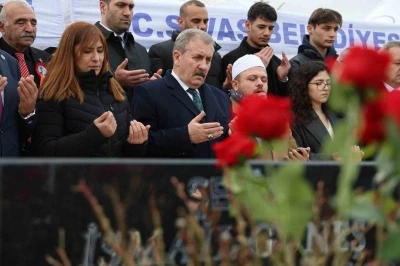 Muhsin Yazıcıoğlu ile birlikte hayatını kaybeden İsmail G&uuml;neş ve 4 kişi mezarları başında anıldı