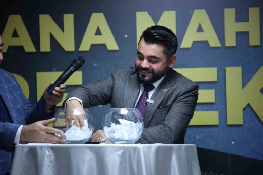 Muhtar umre vaadini tuttu, kura ile belirlediği 5 kişiyi umreye g&ouml;nderiyor
