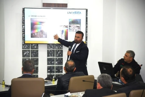 Muhtarlara ve sağlık amirliği personeline vekt&ouml;rle m&uuml;cadele anlatıldı
