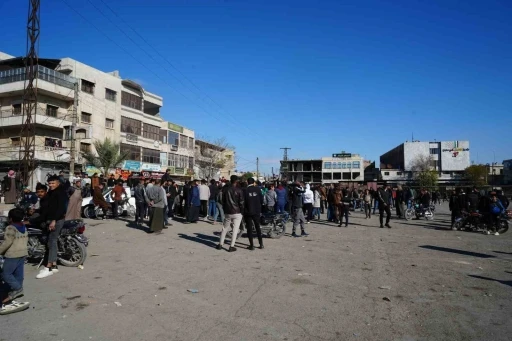 M&uuml;nbi&ccedil; meydanında cuma namazı sonrası zafer kutlaması
