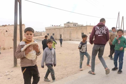 M&uuml;nbi&ccedil;&rsquo;te halka ekmek dağıtıldı
