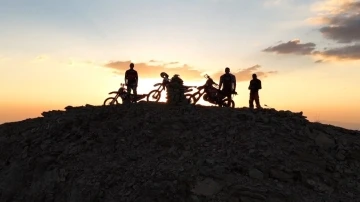 Munzur Dağlarını kros motorlarıyla aştılar, saklı cennet misali Yeşil G&ouml;le ulaştılar
