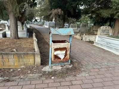 Muratlı Mezarlığı&rsquo;ndaki &ccedil;&ouml;p kovaları yenilenmeyi bekliyor
