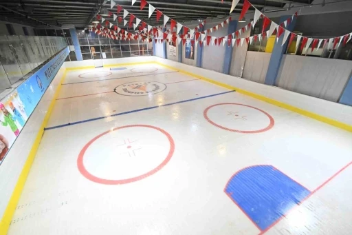 Muratpaşa Belediyesi&rsquo;nin doğal buz pisti yeniden hizmete a&ccedil;ılıyor
