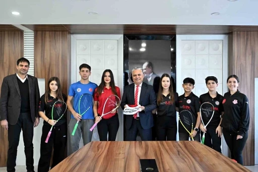Muratpaşa&rsquo;nın squash başarısı
