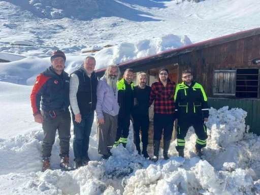 Murgul&rsquo;da kar yağışı nedeniyle yaylada mahsur kalan 5 kişi kurtarıldı
