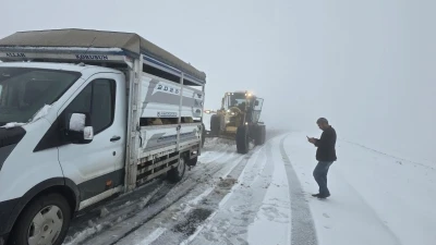 Muş&rsquo;ta kar nedeniyle yolda kalan ara&ccedil; s&uuml;r&uuml;c&uuml;leri kurtarıldı