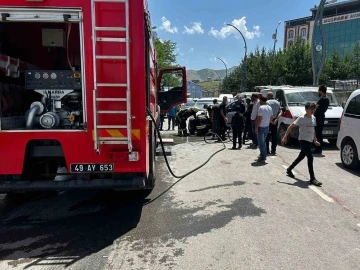 Muş&rsquo;ta park halindeki ara&ccedil;ta yangın &ccedil;ıktı
