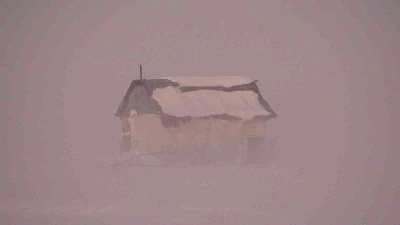 Muş&rsquo;ta sis ve g&uuml;n batımı kartpostallık manzara oluşturdu