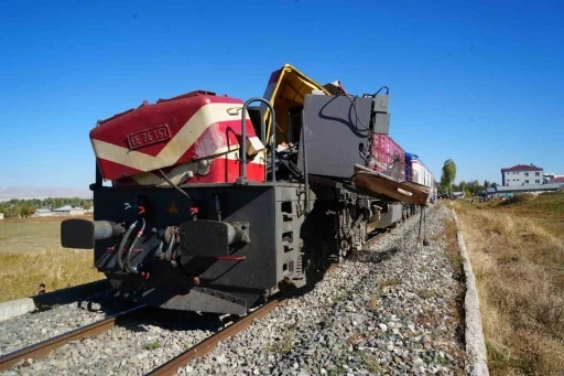Muş&rsquo;ta yolcu treni beton pompasına &ccedil;arptı; 1 &ouml;l&uuml;, 2 yaralı
