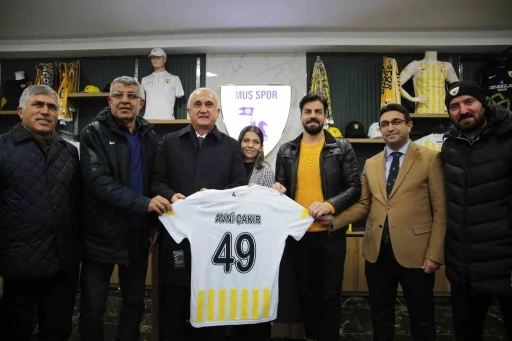 Muş Valisi Avni &Ccedil;akır&rsquo;dan ma&ccedil; &ouml;ncesi taraftara &ccedil;ağrı: &ldquo;Forma satın alarak takımınıza destek olun&rdquo;
