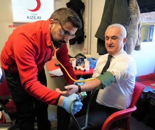 Muş Valisi &Ccedil;akır&rsquo;dan kan bağışı kampanyasına destek
