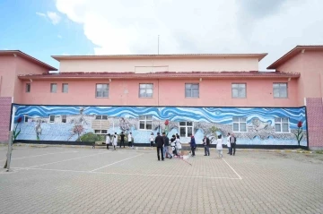 Muşlu &ouml;ğrenciler okullarının duvarlarını sanat eserine d&ouml;n&uuml;şt&uuml;rd&uuml;ler
