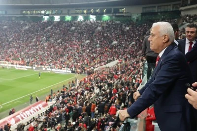 Mustafa Bozbey "Bursa EURO 2032'yi hakettiğini g&ouml;sterdi"
