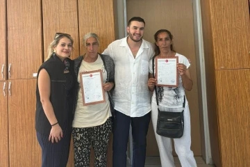 Mustafa Ceceli s&ouml;z&uuml;n&uuml; tuttu, yangın mağduru iki kardeşe ev aldı