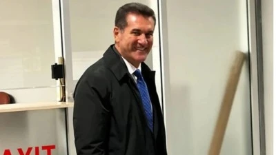 Mustafa Sarıg&uuml;l Yeni Parti &uuml;yeliğini askıya alacak