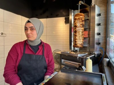 M&uuml;şteriler sadece d&uuml;r&uuml;m yemeğe değil, Suratsız Abla'nın somurtan y&uuml;z&uuml;n&uuml; de g&ouml;rmeye gidiyor