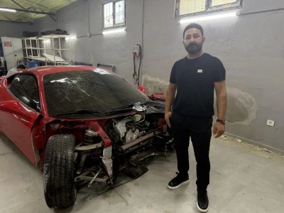 M&uuml;şterinin Ferrari'sini kullanılmaz hale getirdi