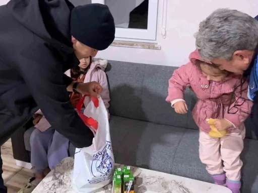 Mut terminalinde mahsur kalan yolculara &ccedil;orba ve &ccedil;ay ikramı
