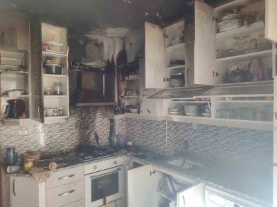 Mutfakta &ccedil;ıkan yangın evi k&uuml;le &ccedil;eviriyordu
