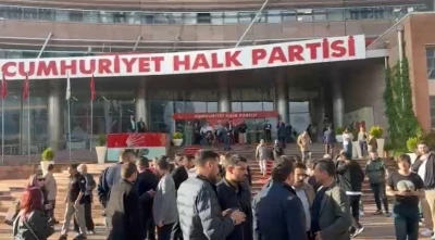 Mutlak butlan kararının ardından CHP&rsquo;liler Genel Merkez &ouml;n&uuml;nde toplanmaya başladı