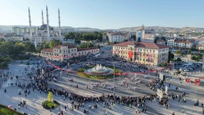 M&uuml;ziği duyan meydana akın etti, bin 58 kişi halayda buluştu