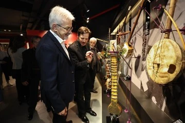 New England Konservatuvarı'nın bağışladığı enstr&uuml;manlar Bursa M&uuml;zik Enstr&uuml;manları M&uuml;zesi'nde&nbsp;