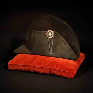 Napolyon&rsquo;un şapkası 1,9 milyon euroya alıcı buldu
