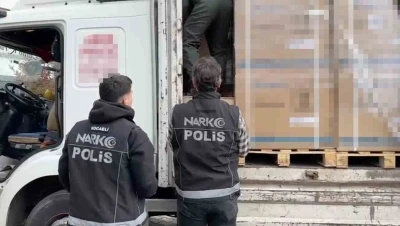 Narkotik k&ouml;peği tepki verdi, klimaların arasından binlerce uyuşturucu &ccedil;ıktı
