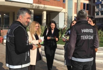 Narkotik polisi gen&ccedil;leri uyuşturucunun zararları hakkında bilgilendiriyor
