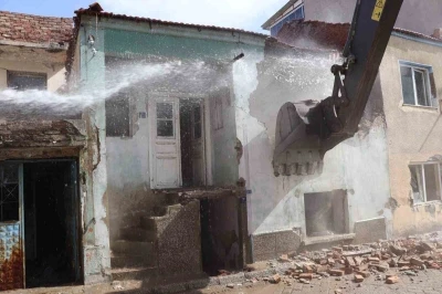 Nazilli&rsquo;de metruk binalar yıkılıyor
