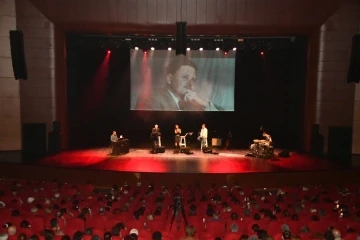 Nazım Hikmet Mersin&rsquo;de, 60. &ouml;l&uuml;m yıl d&ouml;n&uuml;m&uuml;nde caz şarkılarıyla anıldı
