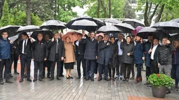 Nazım Hikmet &ouml;l&uuml;m&uuml;n&uuml;n 60. yılında Moskova'daki mezarı başında anıldı