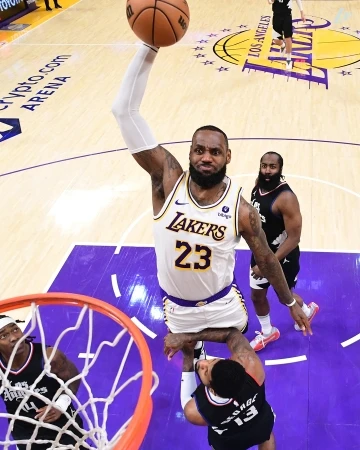NBA&rsquo;de Los Angeles derbisinde kazanan Lakers
