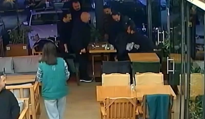 Nefes borusuna &ccedil;ay ka&ccedil;an arkadaşını Heimlich manevrasıyla kurtardı