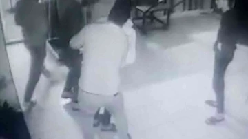 Nefes borusuna sakız ka&ccedil;an &ccedil;ocuk heimlich manevrası