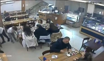 Bursa'da k&uuml;&ccedil;&uuml;k kızı restoran &ccedil;alışanı kurtardı