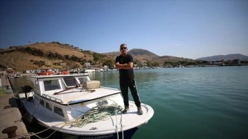 Nesli tehlike altındaki boz yunus, G&ouml;k&ccedil;eadalı balık&ccedil;ının oltasına takıldı